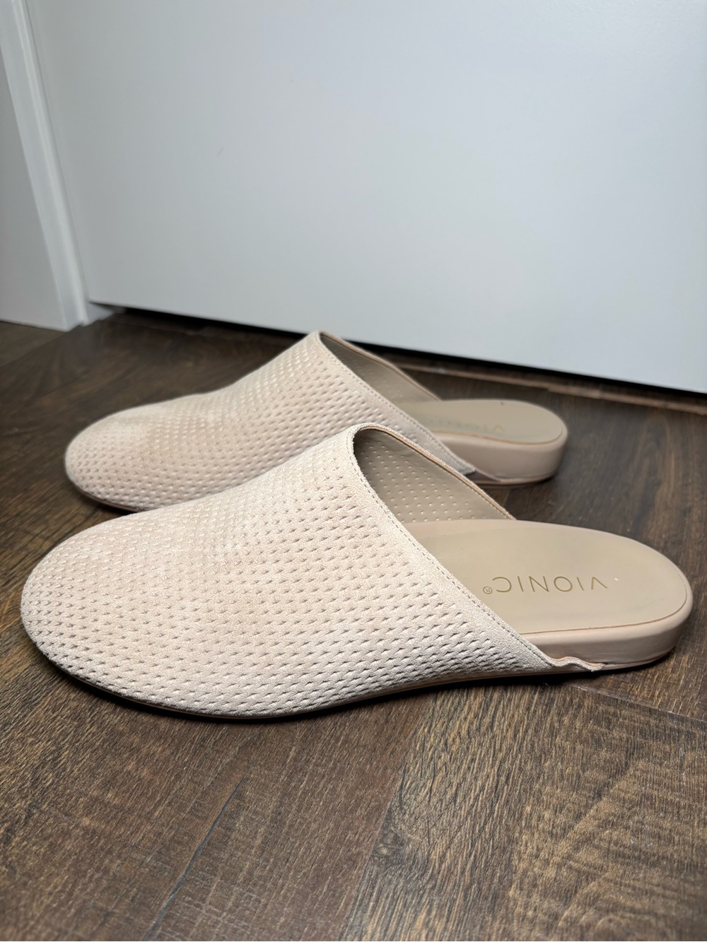 Vionic Opal Perf Mules Size 8 Cream Suede Slip On NWOT Comfort